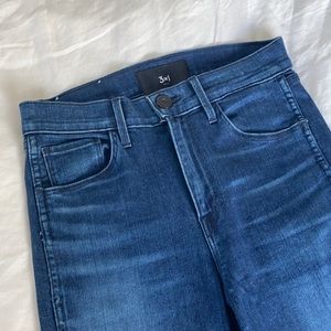 Cropped and frayed skinny jeans